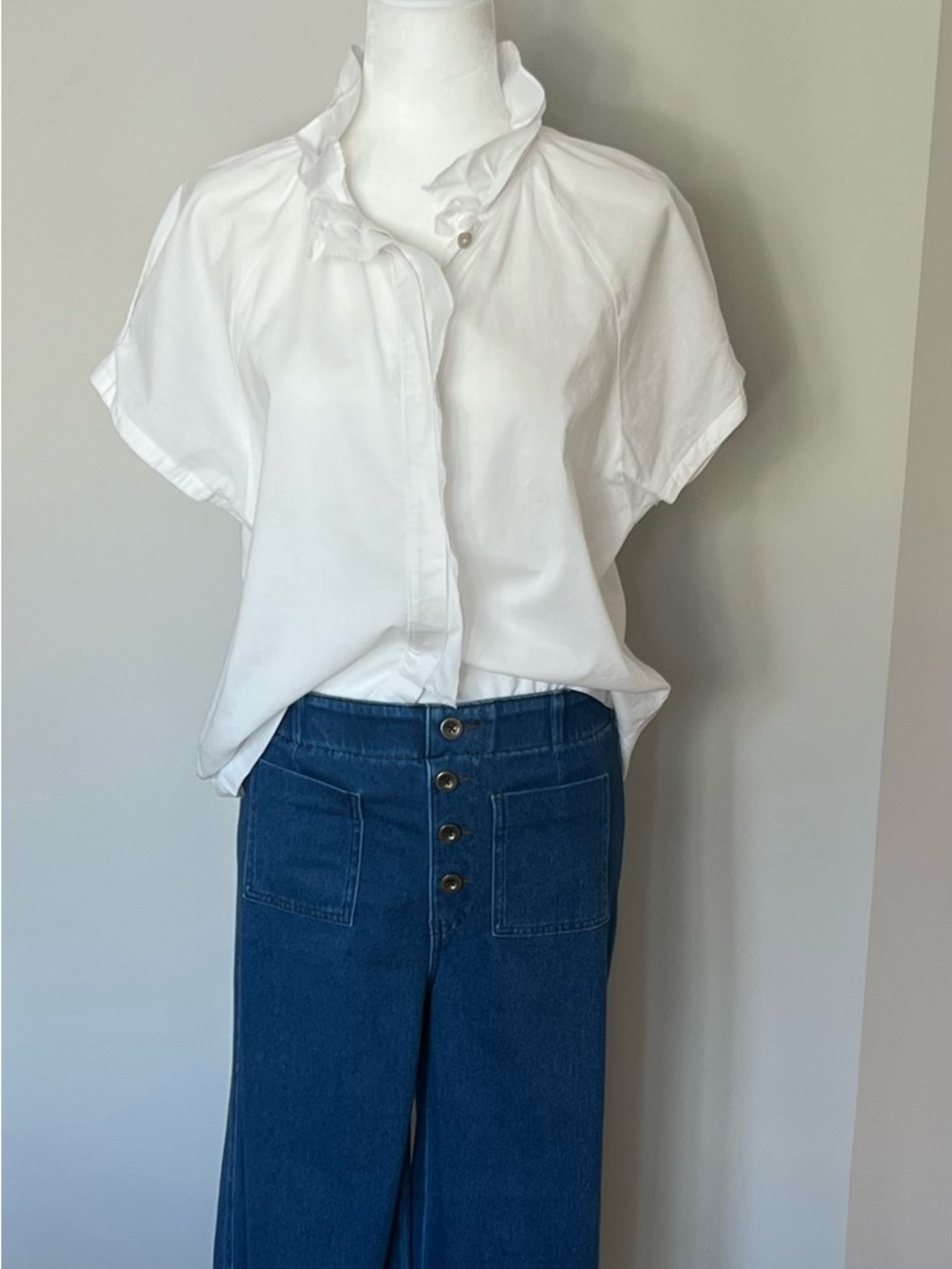 Finley White Cotton Peasant Blouse with Ruffle Neckline. EUC.